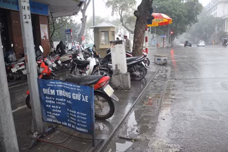 Lệnh cấm đã ban, các điểm trông xe vẫn hoạt động ảnh 3
