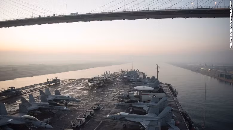 Tàu sân bay Mỹ "chạm trán" tên lửa Iran ảnh 1