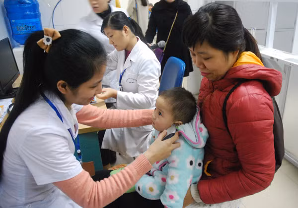 Ngày đầu tiêm vắc xin đăng ký qua mạng tại Hà Nội ảnh 9