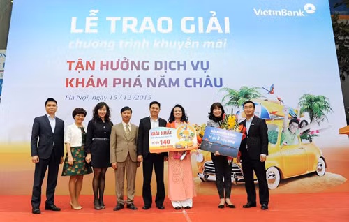 VietinBank trao 5 tỷ đồng “Tận hưởng dịch vụ, khám phá năm châu” ảnh 1