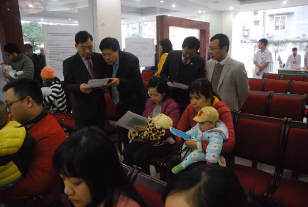 Ngày đầu tiêm vắc xin đăng ký qua mạng tại Hà Nội ảnh 14