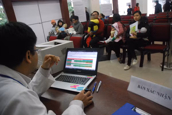 Ngày đầu tiêm vắc xin đăng ký qua mạng tại Hà Nội ảnh 7