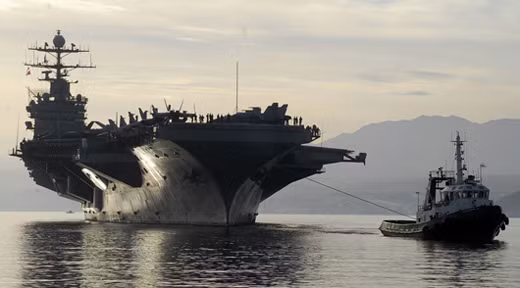 Mỹ nổi đóa vụ tên lửa Iran bay sát tàu sân bay Truman ảnh 1