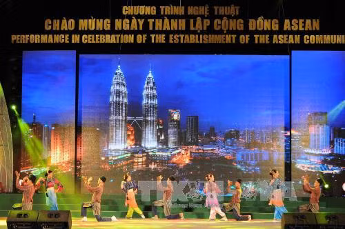 Biểu diễn nghệ thuật chào mừng Cộng đồng ASEAN ảnh 1