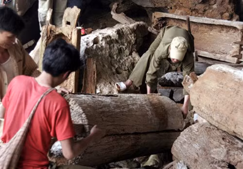 Kỳ bí hang mộ treo Suối Bàng ảnh 1