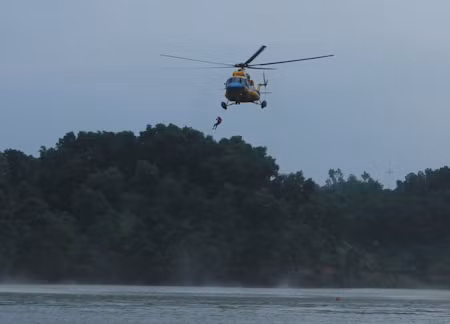 Xem bộ đội công binh cứu người trong bão lũ ảnh 6