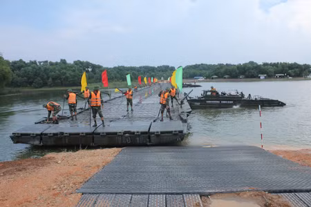 Xem bộ đội công binh cứu người trong bão lũ ảnh 2