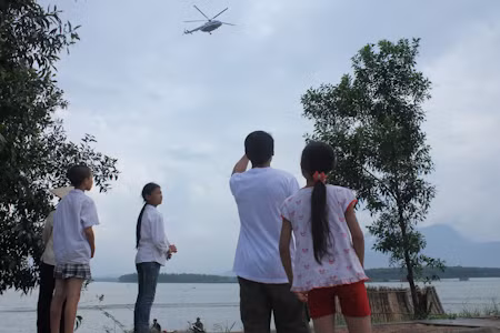 Xem bộ đội công binh cứu người trong bão lũ ảnh 3