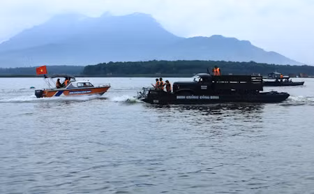 Xem bộ đội công binh cứu người trong bão lũ ảnh 7