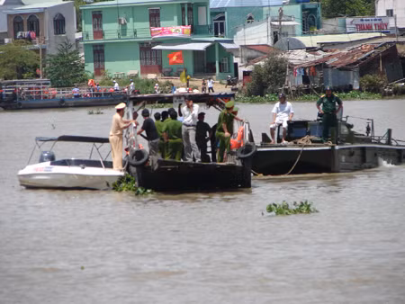 Chìm ghe trên sông Sài Gòn, một người mất tích ảnh 1