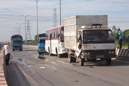 Xe tải mất phanh gây tai nạn liên hoàn ảnh 3