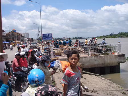 Chìm ghe trên sông Sài Gòn, một người mất tích ảnh 2