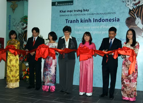Tranh kính - loại hình nghệ thuật đặc sắc của đất nước vạn đảo ảnh 1