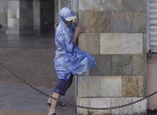 Philippines nghiêng ngả trong bão Hagupit ảnh 4