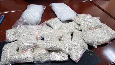 Bắt 2 giữ đối tượng vận chuyển 45 bánh heroin ảnh 1