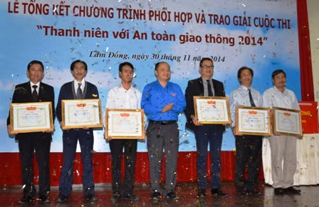 Trao giải Cuộc thi 'Thanh niên với An toàn giao thông 2014' ảnh 3