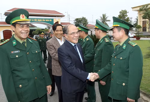Chủ tịch Quốc hội tiếp xúc cử tri lực lượng vũ trang Hà Tĩnh ảnh 1