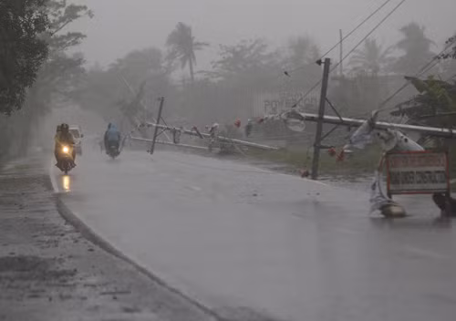 Philippines nghiêng ngả trong bão Hagupit ảnh 11