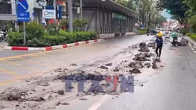 Phạt 34,5 triệu, cắt bỏ thành thùng xe tải làm rơi vãi bùn đất