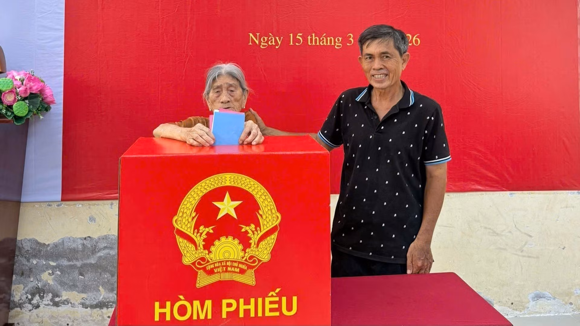 Cụ bà 100 tuổi tự tay bỏ phiếu