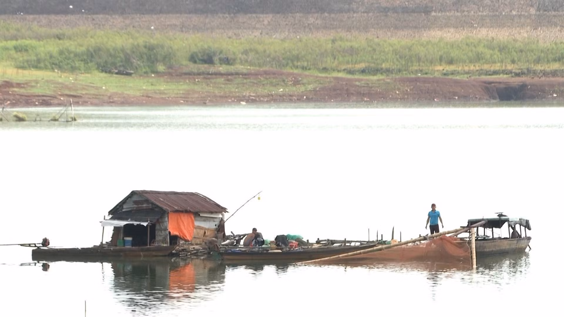 Khó khăn bủa vây nghề nuôi cá lồng bè trên lòng hồ Thác Mơ