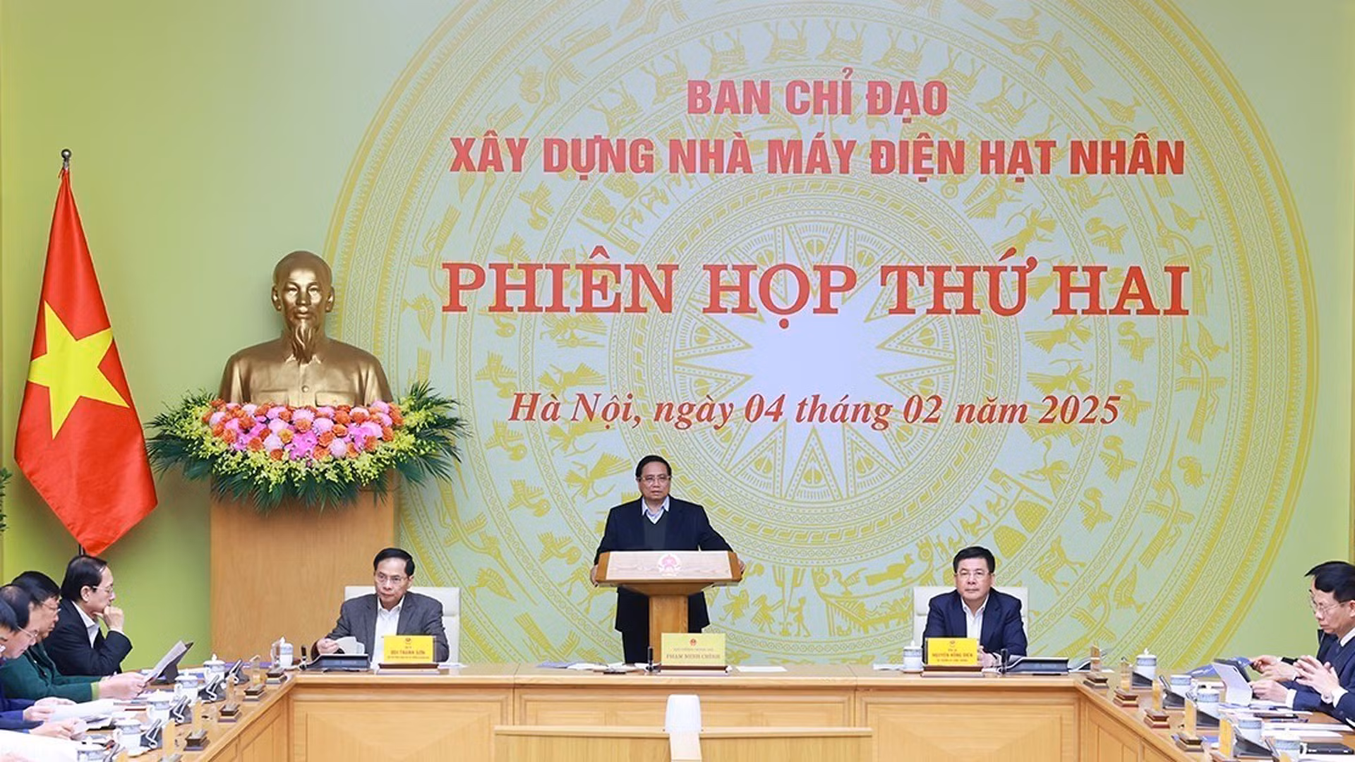 'Vừa chạy, vừa xếp hàng' triển khai dự án điện hạt nhân