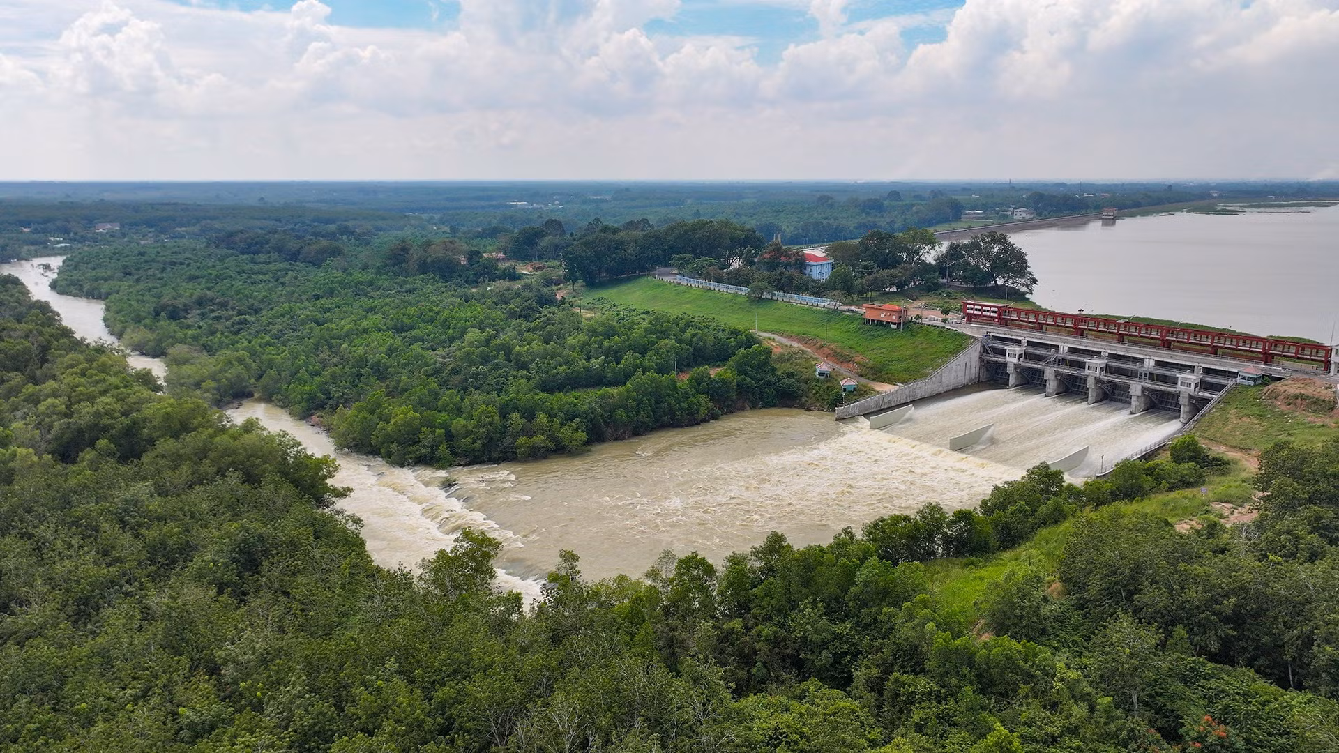 Hành lang thoát lũ hồ Dầu Tiếng bị 'bóp nghẹt'