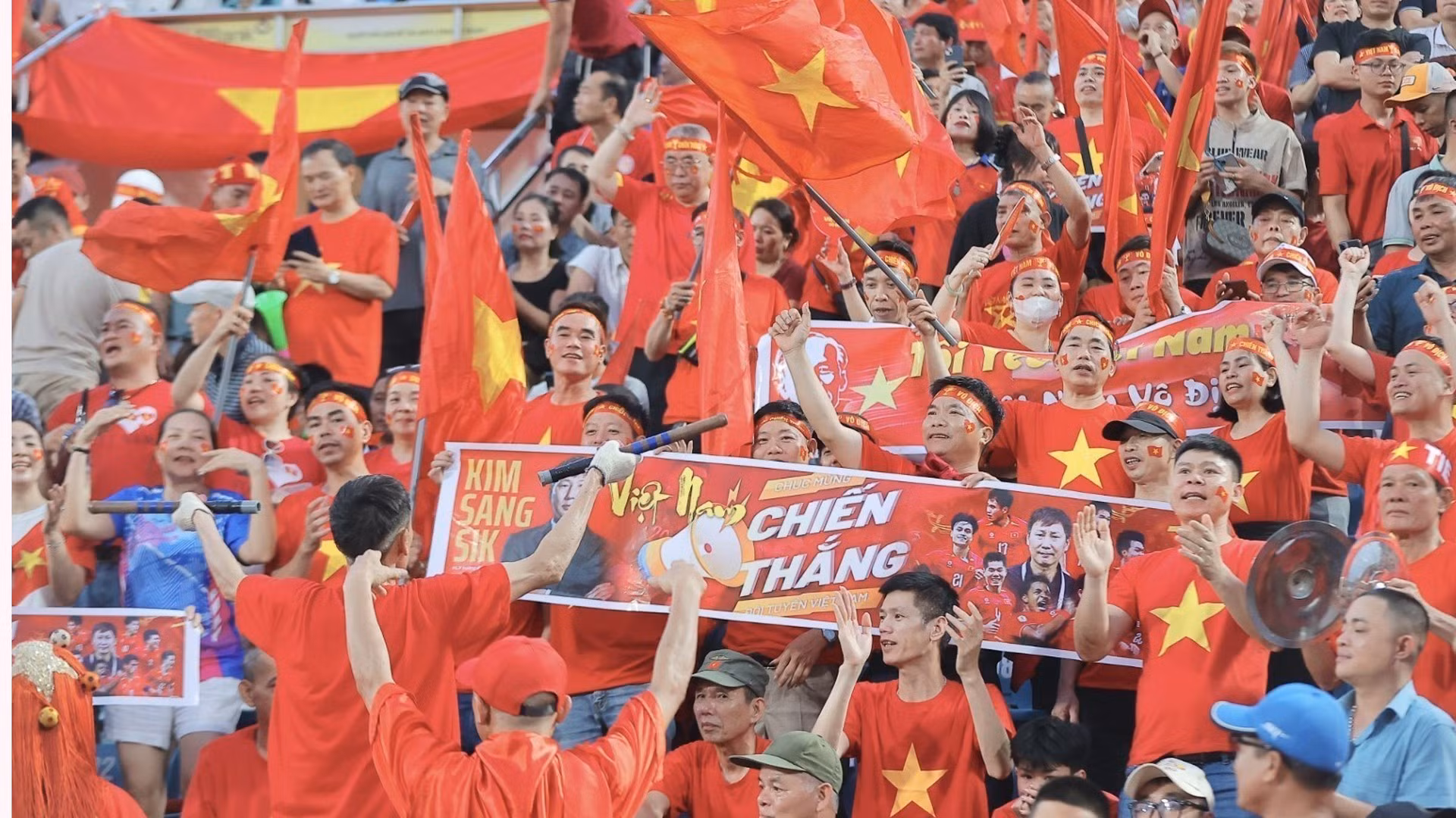 CĐV Việt Nam hâm nóng sân Thiên Trường, tin tưởng đội tuyển Việt Nam giành chiến thắng