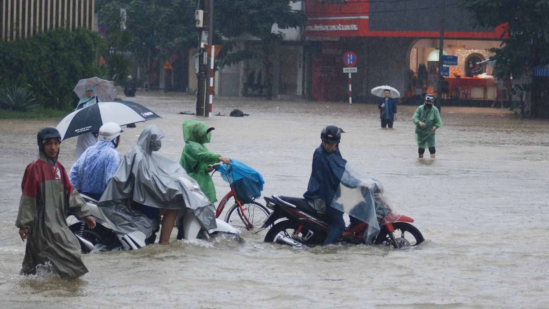 Giao thông tại Huế bị xáo trộn vì ngập lụt