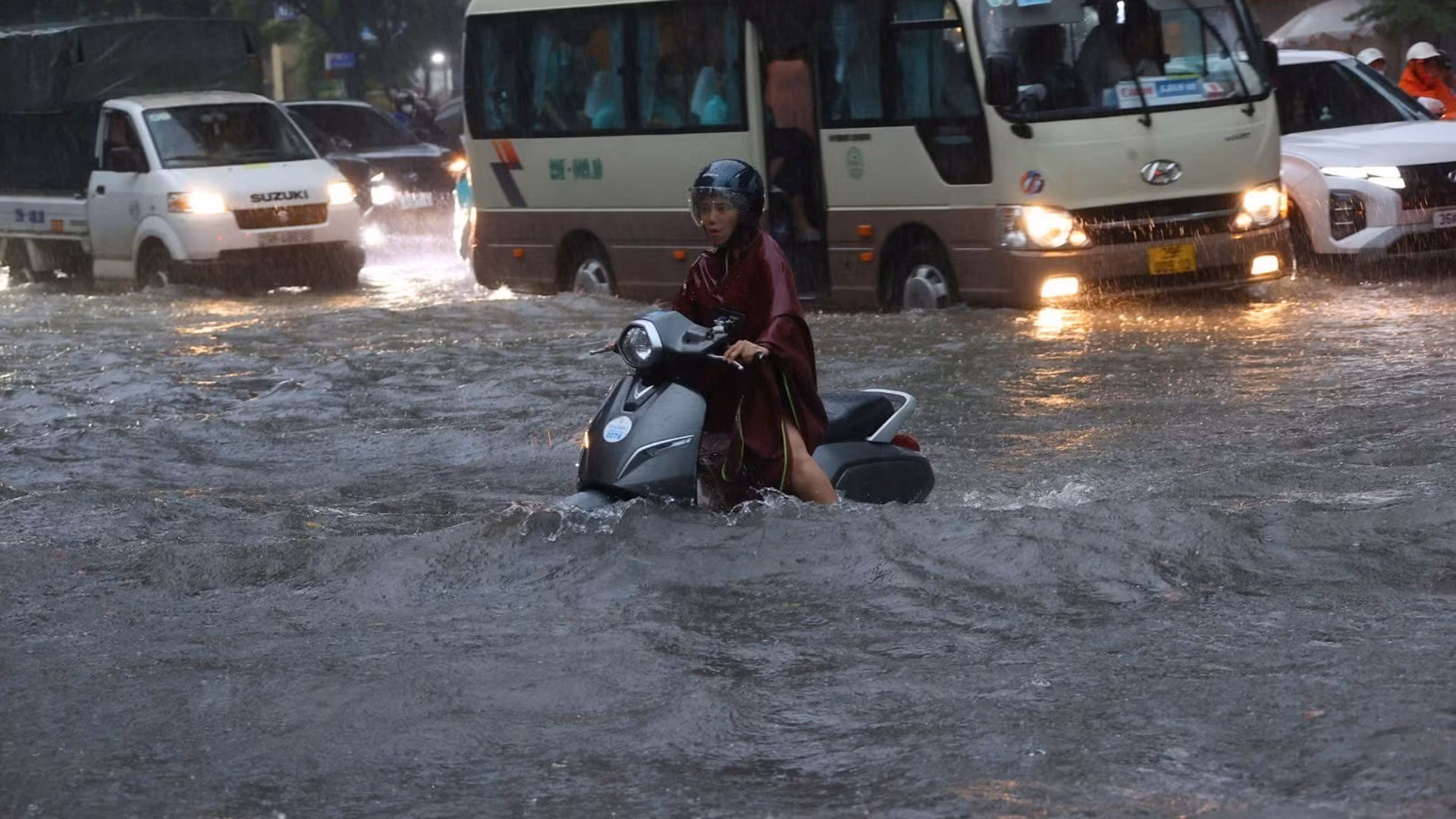 Sáng 7/10, Hà Nội mưa lớn kéo dài, cảnh báo ngập lụt