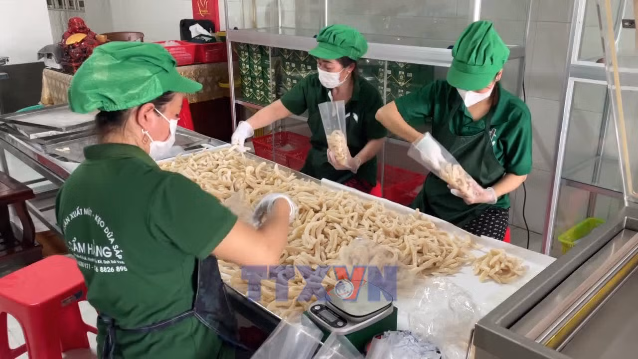 Đặc sản dừa sáp Vĩnh Long 'cháy hàng'
