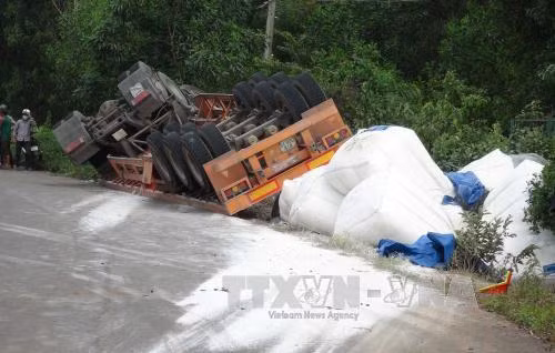 Lật xe container, hơn 30 tấn bột mì văng xuống đường ảnh 2