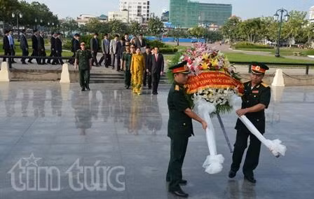 Viếng liệt sĩ Quân tình nguyện Việt Nam tại Campuchia ảnh 1
