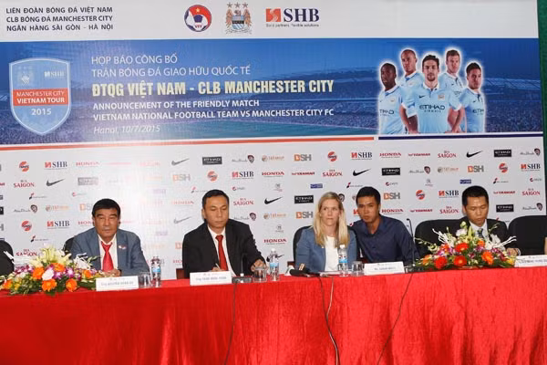 Trao tặng 2 tỷ đồng từ tiền bán vé trận ManCity cho quỹ "Đền ơn đáp nghĩa" ảnh 1