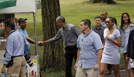 Hàng rào bảo vệ một buổi dạo chơi của Tổng thống Obama ảnh 4