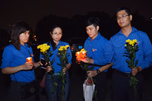 Tuổi trẻ Thủ Đô thắp nến tri ân các anh hùng lIệt sỹ ảnh 2