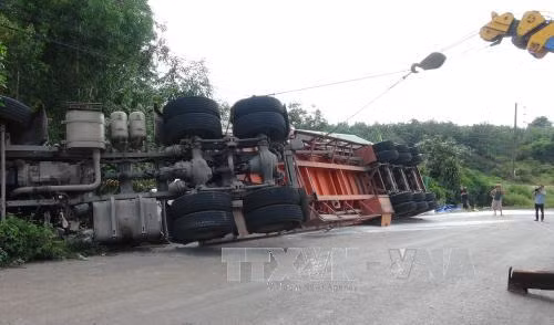 Lật xe container, hơn 30 tấn bột mì văng xuống đường ảnh 1