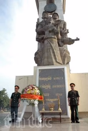 Viếng liệt sĩ Quân tình nguyện Việt Nam tại Campuchia ảnh 2