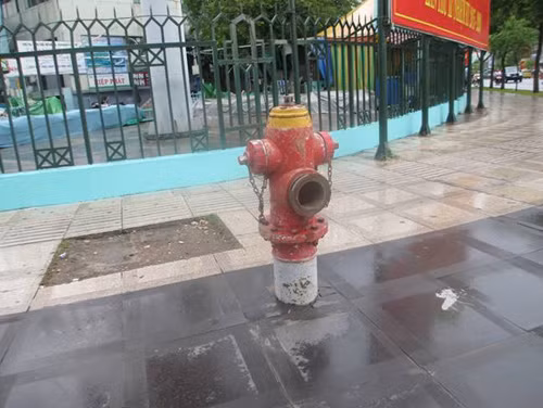 Nhiều trụ nước chữa cháy... bị “vô hiệu hóa” ảnh 1
