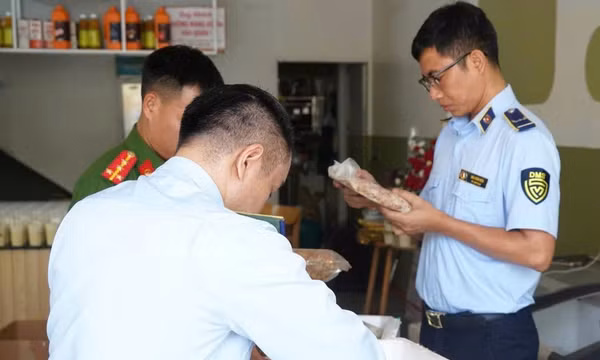 Lực lượng QLTT phối hợp với ngành công an phát hiện sản phẩm đồ chơi trẻ em nhưng không có hóa đơn, chứng từ hợp pháp.