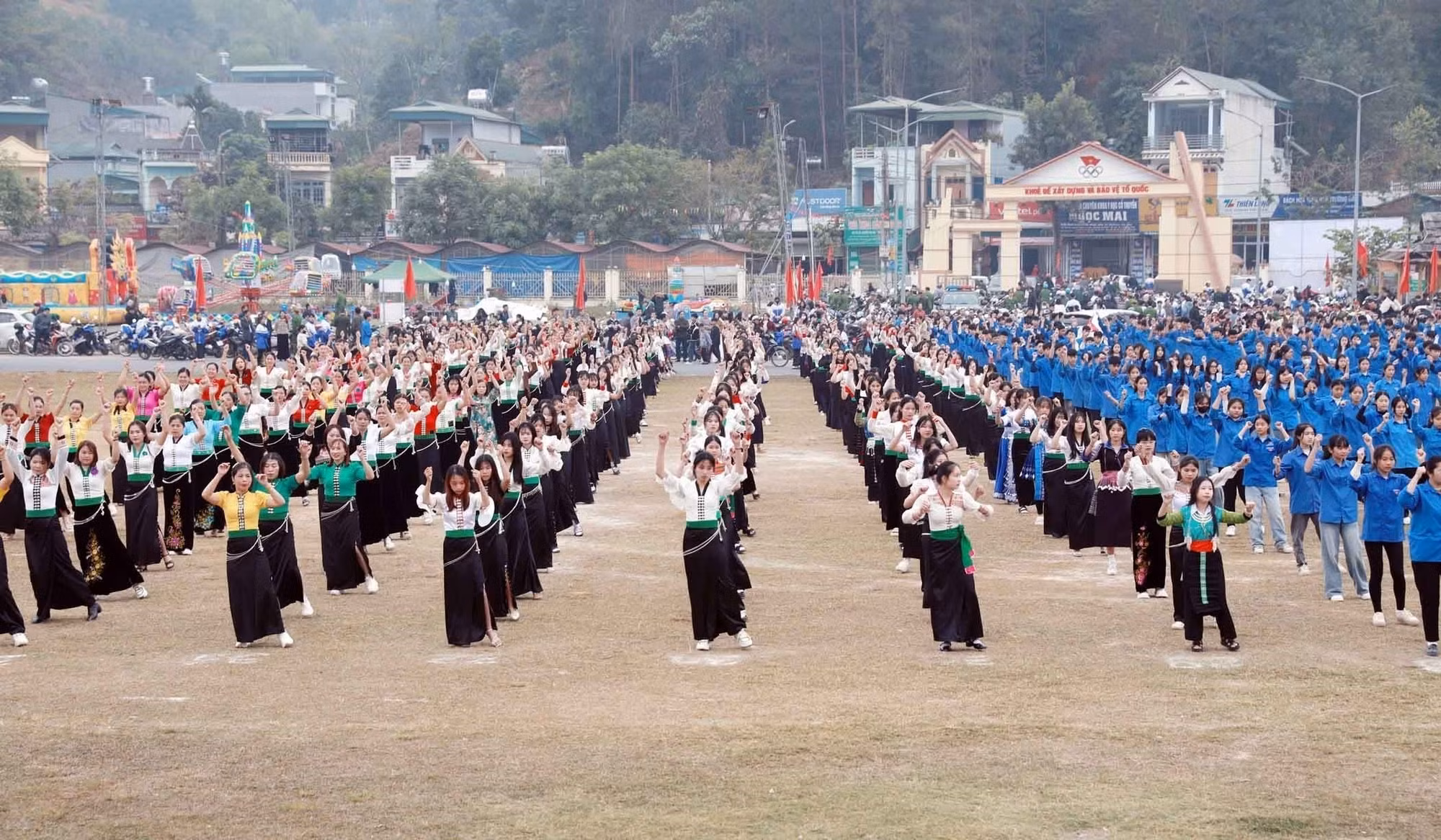 potal-than-uyen-to-chuc-le-chao-co-chao-nam-moi-2025-7785563.jpg