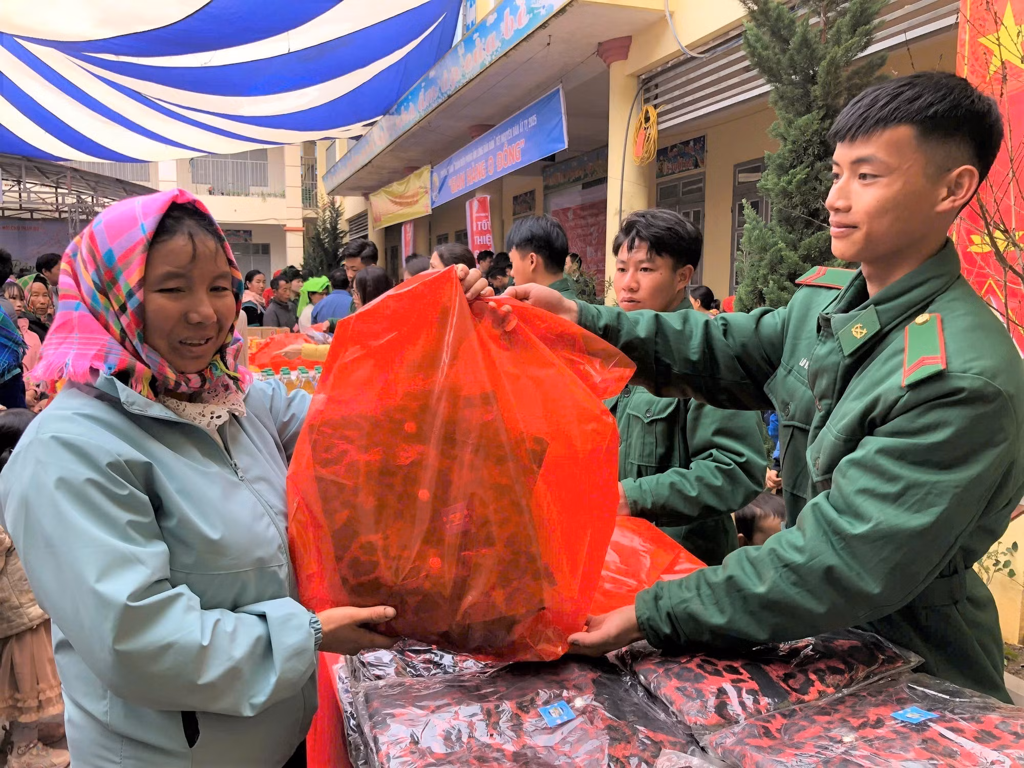 potal-xuan-bien-phong-am-long-dan-ban-7785853.jpg
