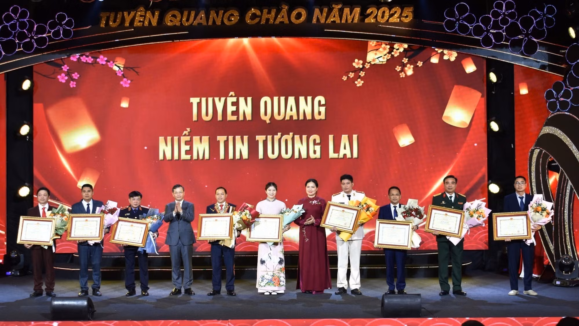 potal-tuyen-quang-to-chuc-chuong-trinh-chao-nam-moi-2025-7785052.jpg