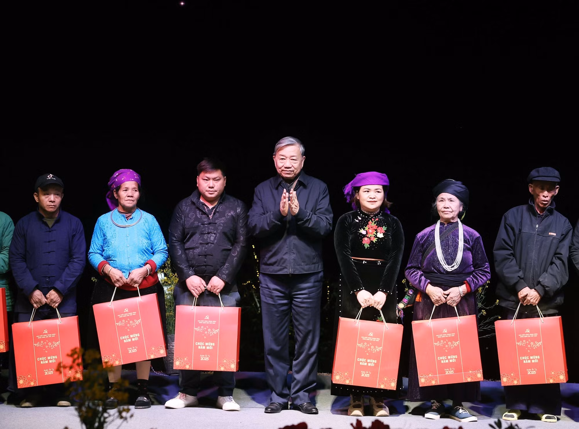potal-tong-bi-thu-tang-qua-cho-gia-dinh-chinh-sach-tai-ha-giang-7841833.jpg