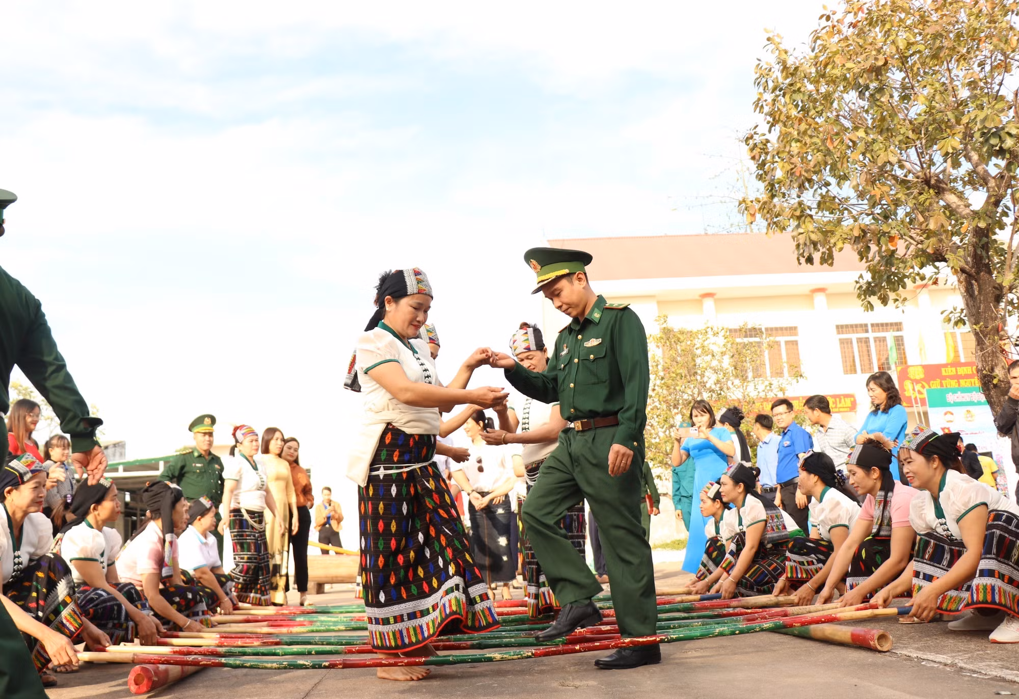 potal-mang-tet-som-den-voi-vung-bien-dak-lak-7797550.jpg