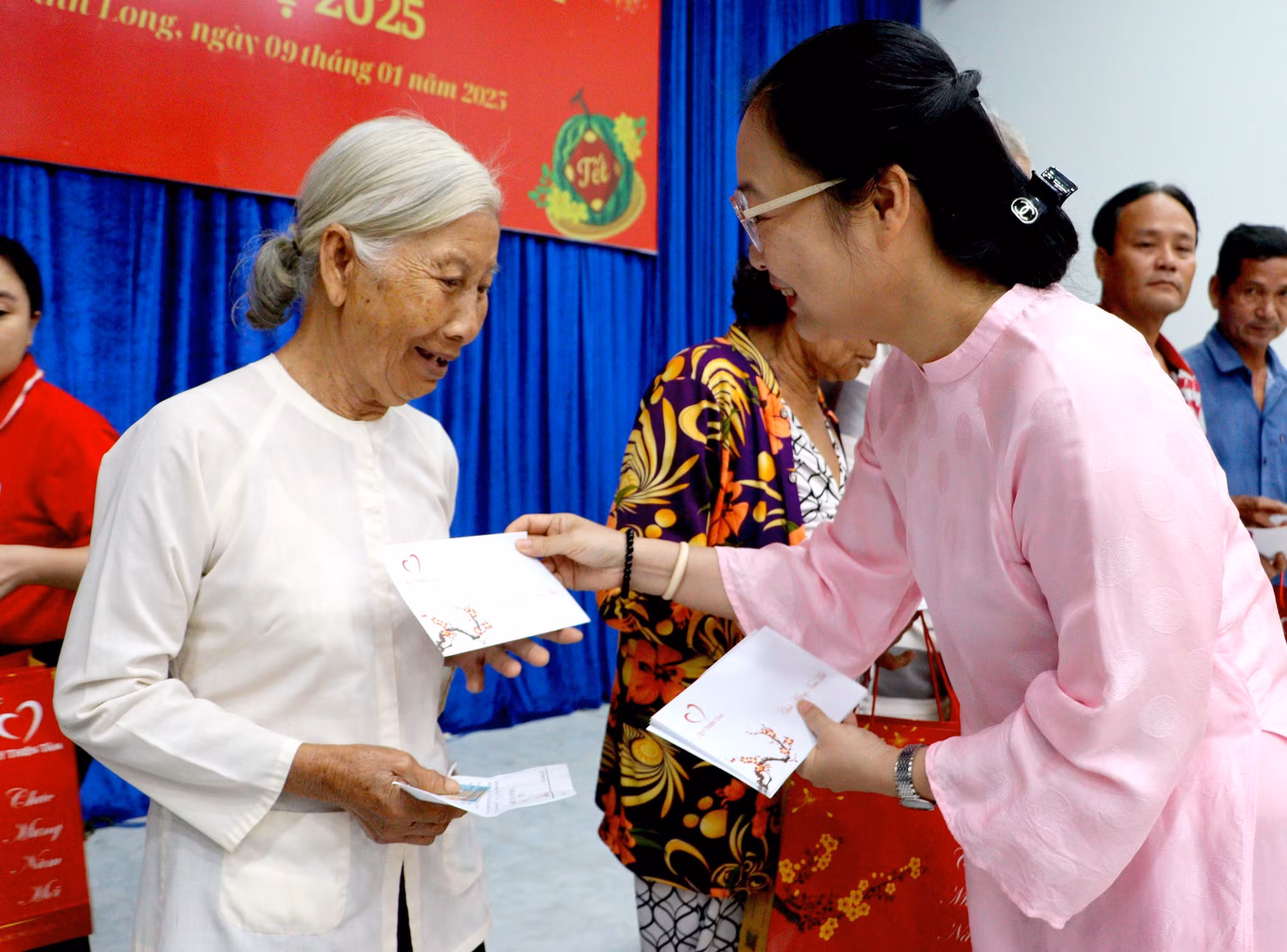 potal-vinh-long-trao-1500-phan-qua-cho-nguoi-ngheo-don-tet-7798092.jpg