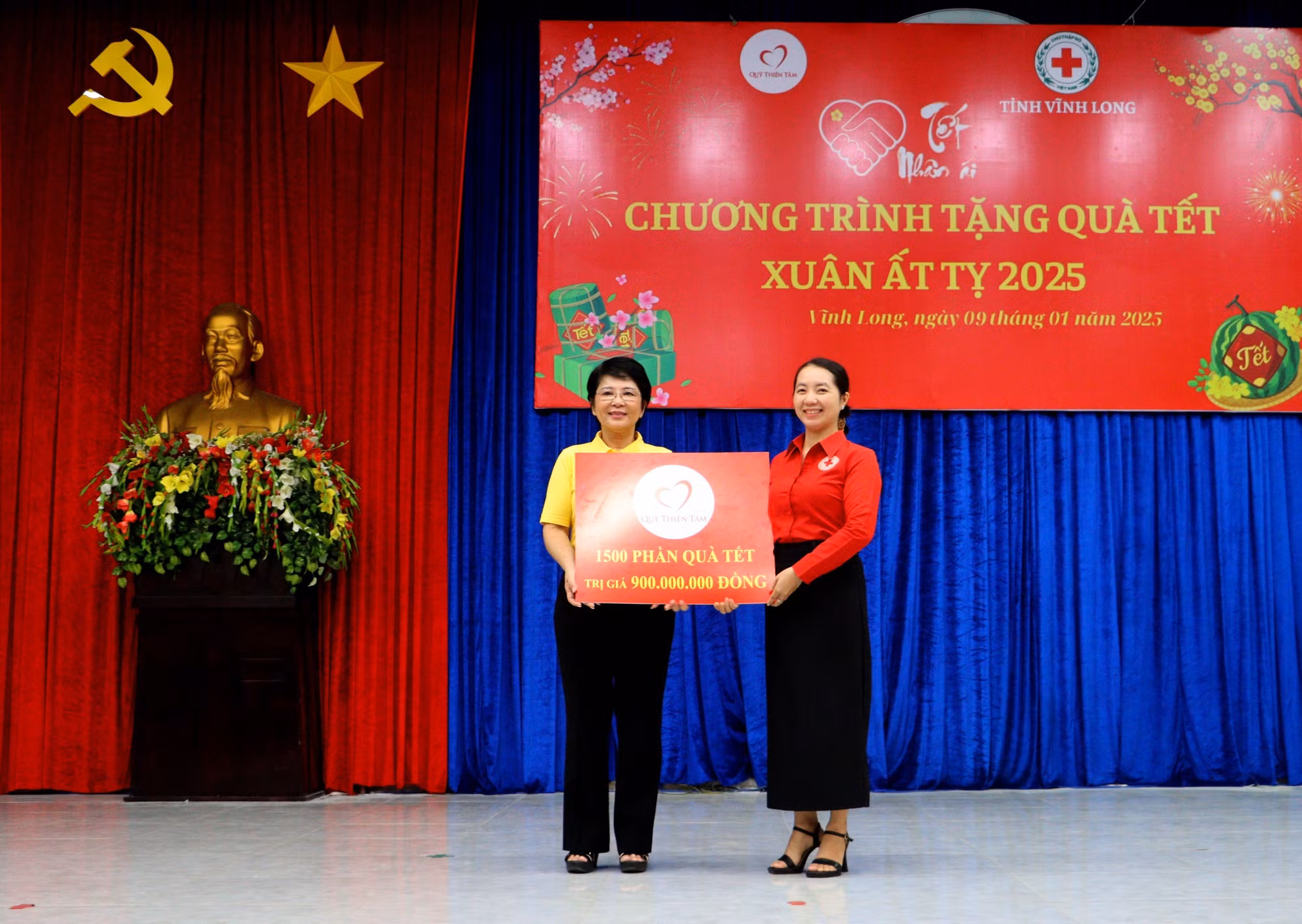potal-vinh-long-trao-1500-phan-qua-cho-nguoi-ngheo-don-tet-7798093.jpg