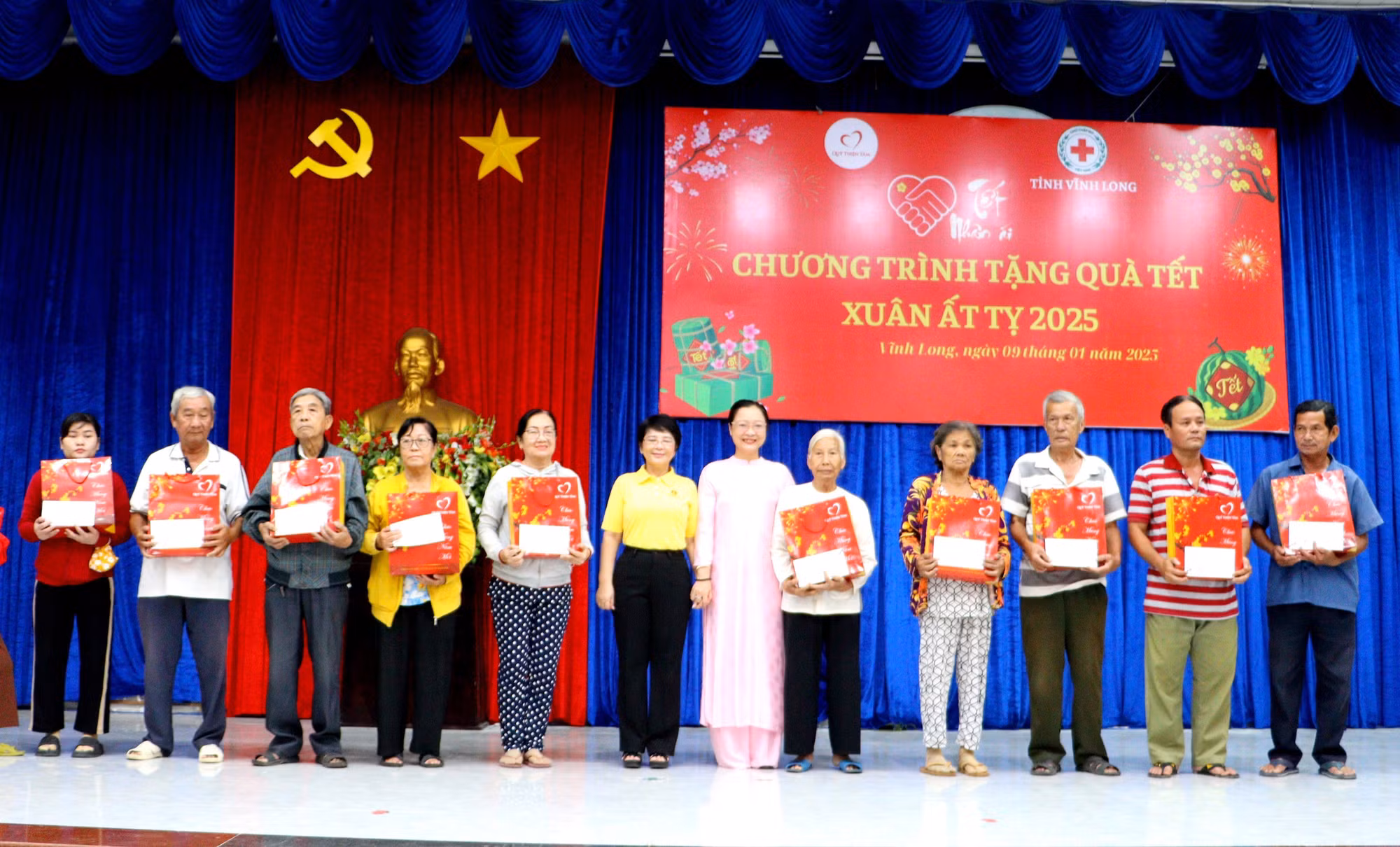 potal-vinh-long-trao-1500-phan-qua-cho-nguoi-ngheo-don-tet-7798096.jpg