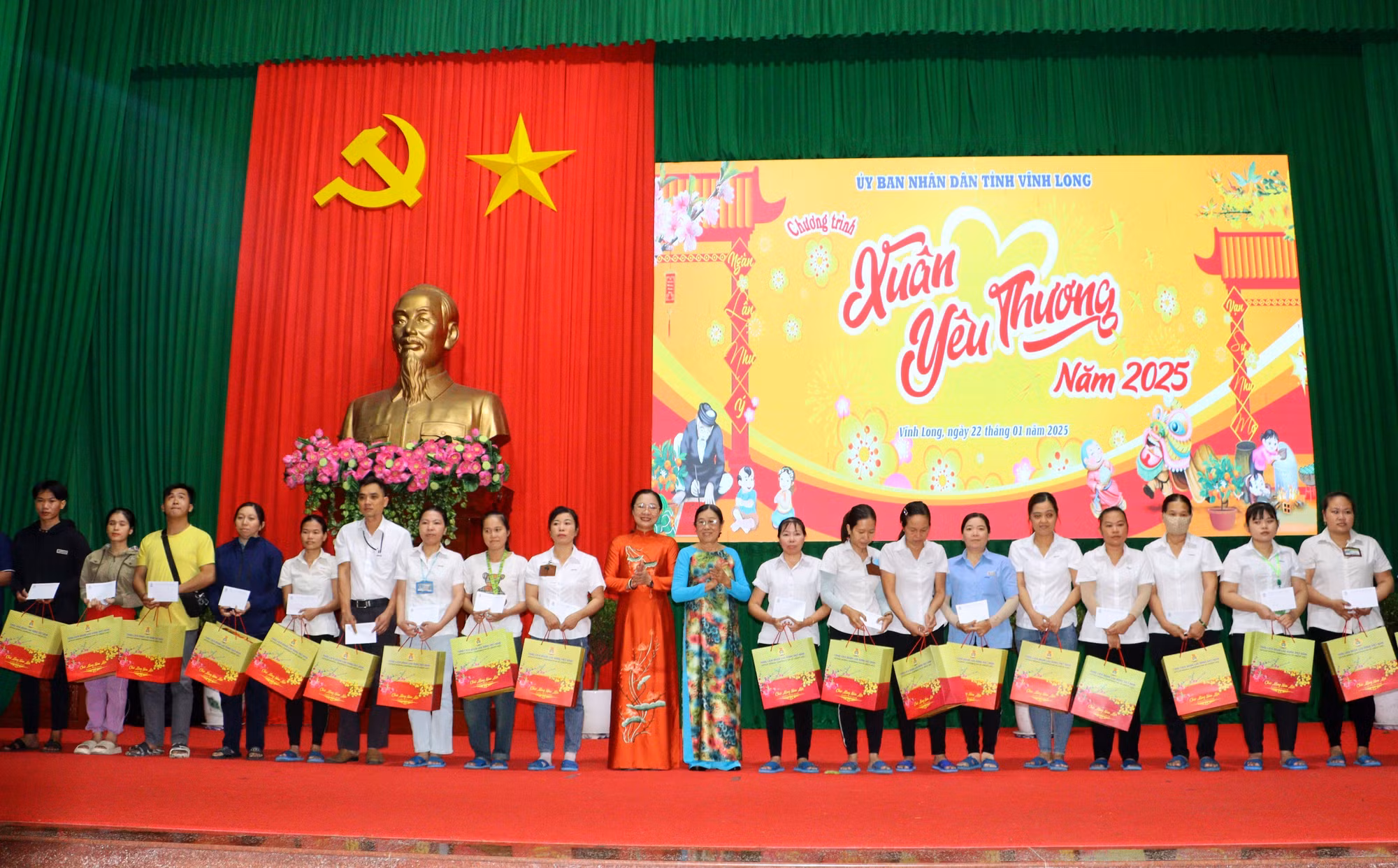 potal-vinh-long-cham-lo-tet-cho-tre-em-co-hoan-canh-dac-biet-va-cong-nhan-7821437.jpg