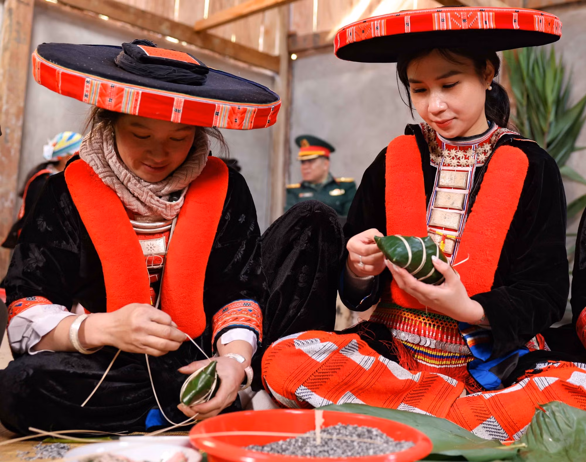 potal-len-cao-bang-cung-nguoi-dao-do-o-nguyen-binh-goi-banh-chung-tet-7805046.jpg